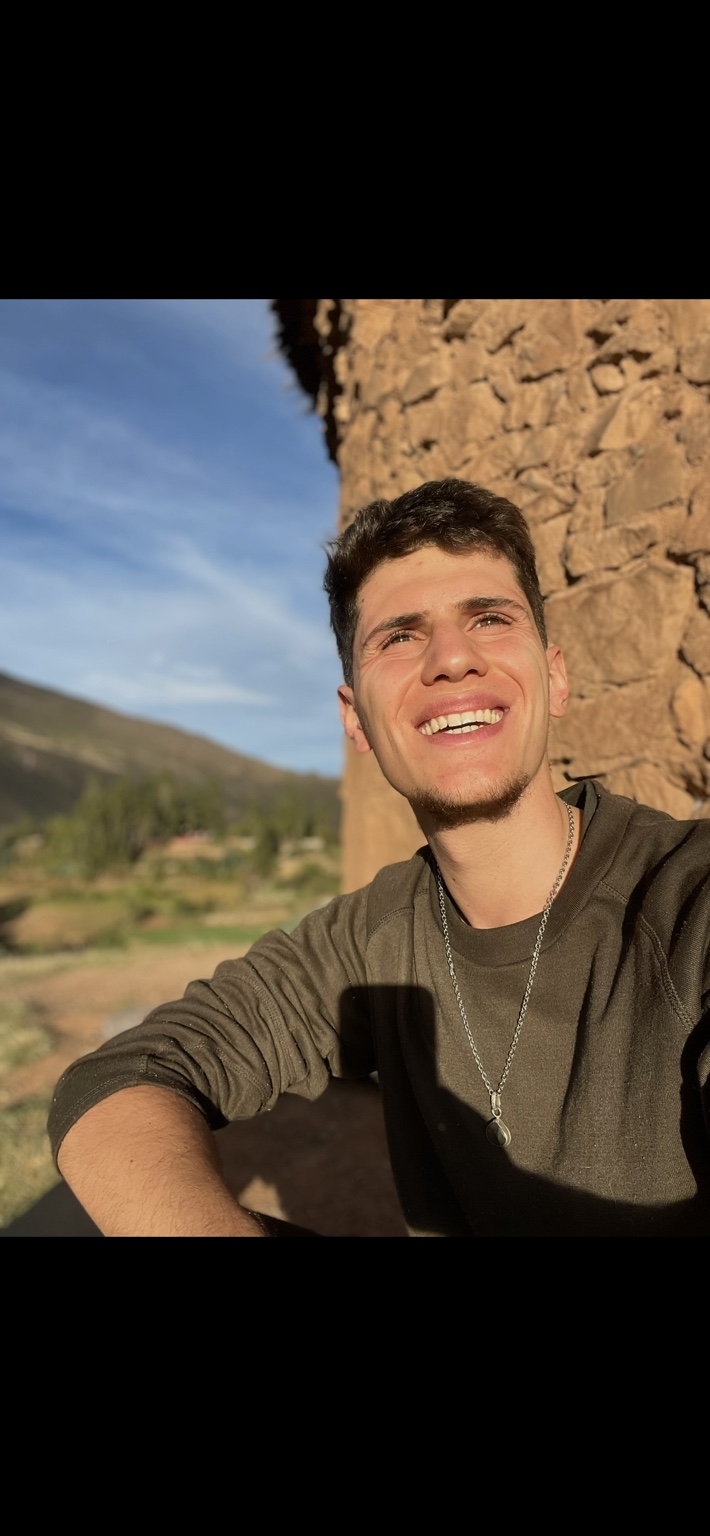 Tiago Actis sonriendo al aire libre